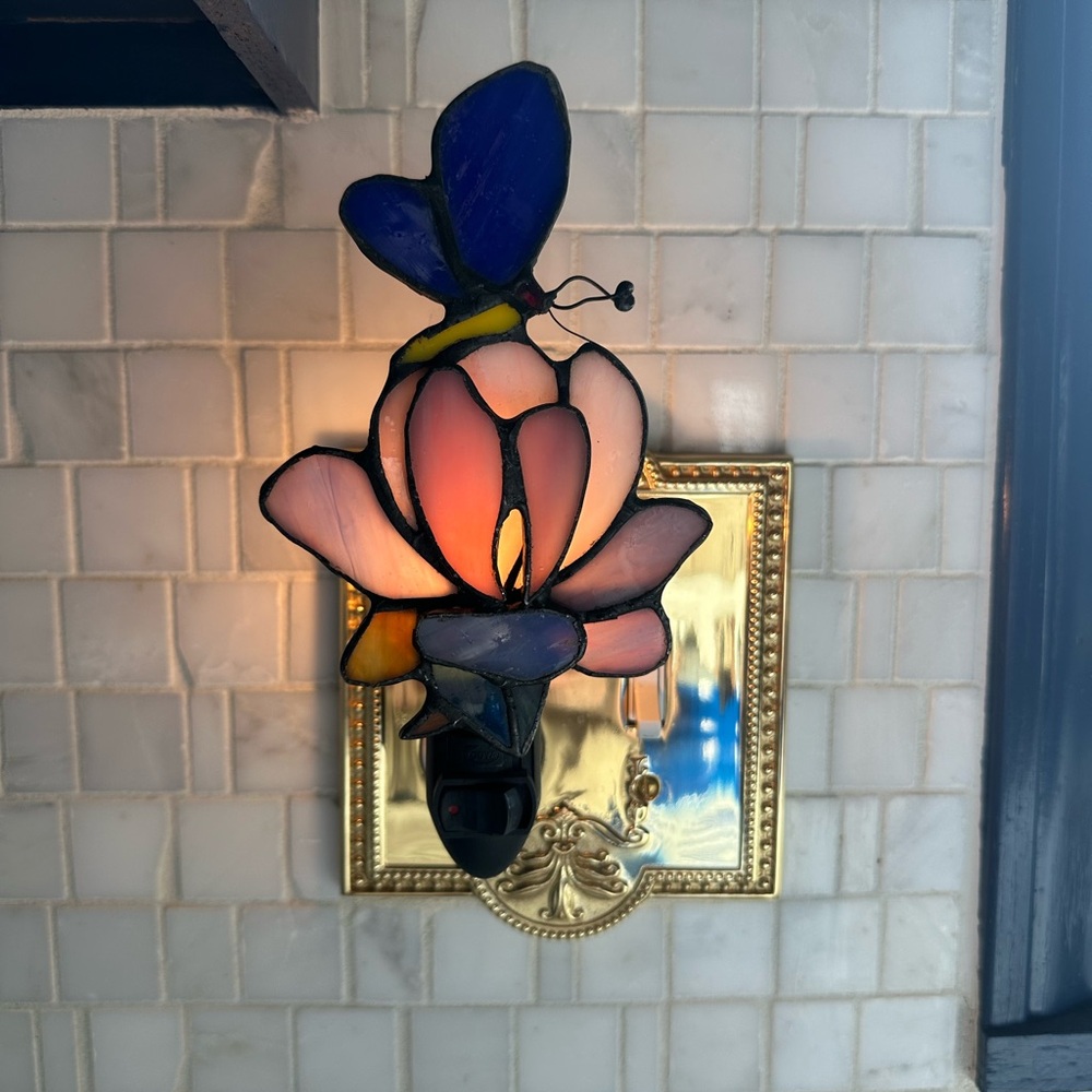 JJ Peng Butterfly Flower Stained Glass Artisan Plug In Night Light Vintage